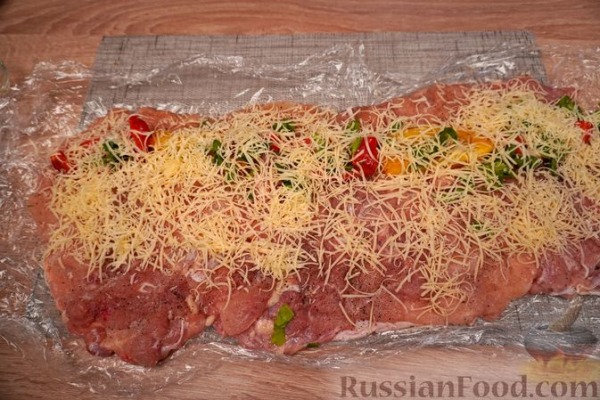 Куриный рулет с запечённым перцем и сыром