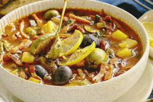Солянка с колбасой и картошкой классическая