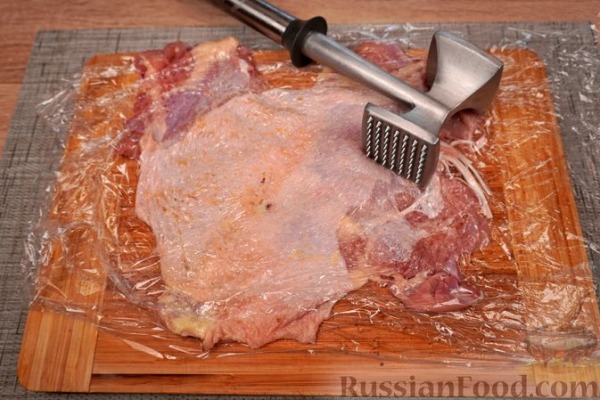 Куриный рулет с запечённым перцем и сыром