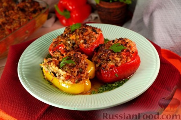 Фаршированный перец с мясом, рисом и овощами (в духовке)