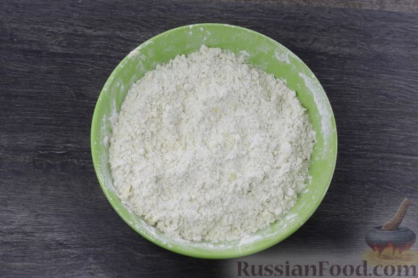 Сдобный рулет с орехово-медовой начинкой