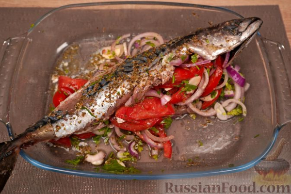 Запечённая скумбрия по-гречески