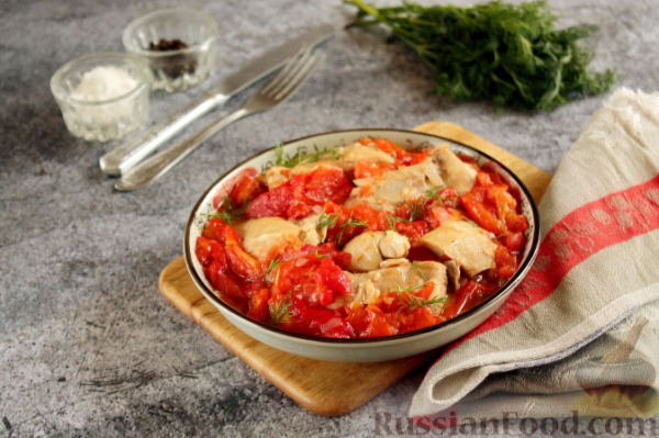 Тушеная курица с помидорами и сладким перцем