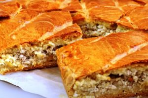 Мой фаворит среди мясных пирогов. Для этого рецепта специально держу кефир в холодильнике
