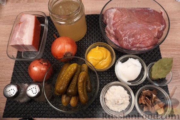 Польские зразы из говядины, с солёными огурцами, беконом и луком