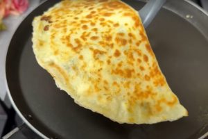 Вкусные ленивые «Чуду». Только мука и вода: тесто не раскатываю, а наливаю на сковороду