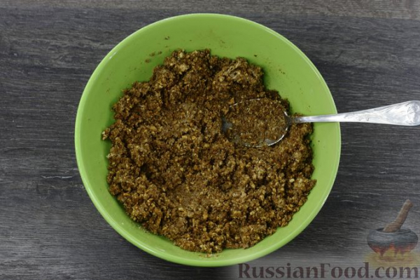 Сдобный рулет с орехово-медовой начинкой