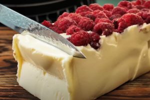 Из обычного пакета молока. Готовлю десерт с малиной вкуснее, чем в ресторанах: без крема, выпекания и коржей