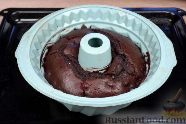 Шоколадный кекс с черешней