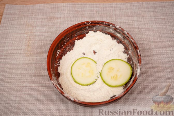 Молодой картофель, запечённый с кабачками и помидорами