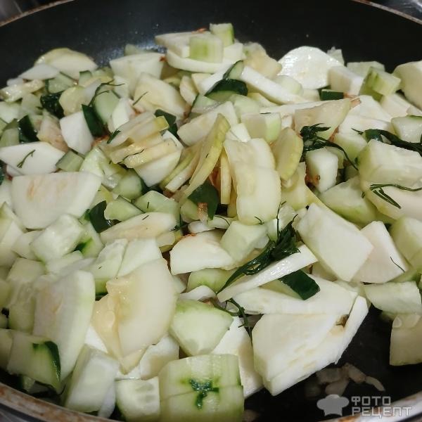 Рецепт: Паста алла Нерано - Спагетти с жареными кабачками, огурцами и чесноком. Лёгкое и ароматное летнее блюдо.