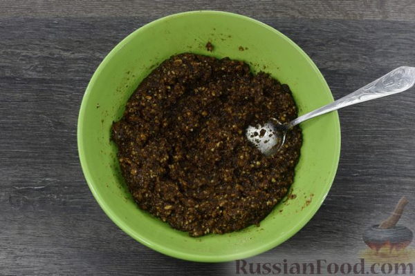 Сдобный рулет с орехово-медовой начинкой