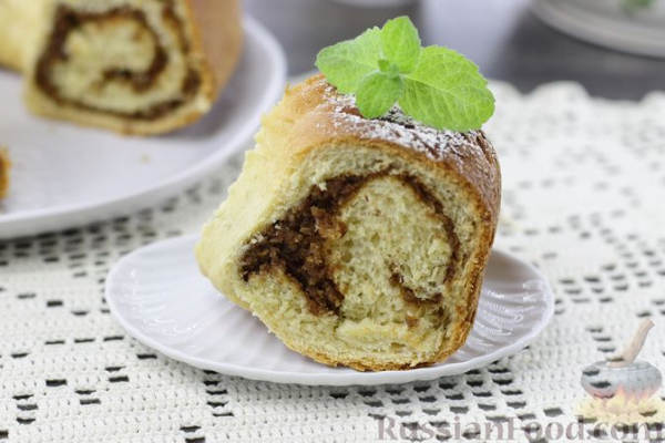 Сдобный рулет с орехово-медовой начинкой