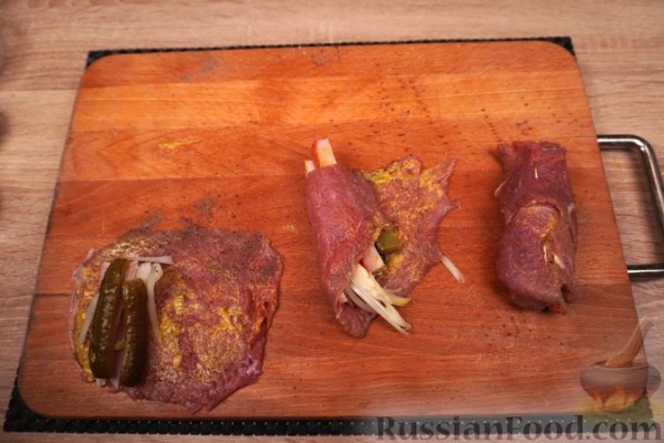 Польские зразы из говядины, с солёными огурцами, беконом и луком