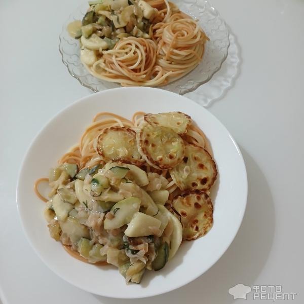 Рецепт: Паста алла Нерано - Спагетти с жареными кабачками, огурцами и чесноком. Лёгкое и ароматное летнее блюдо.