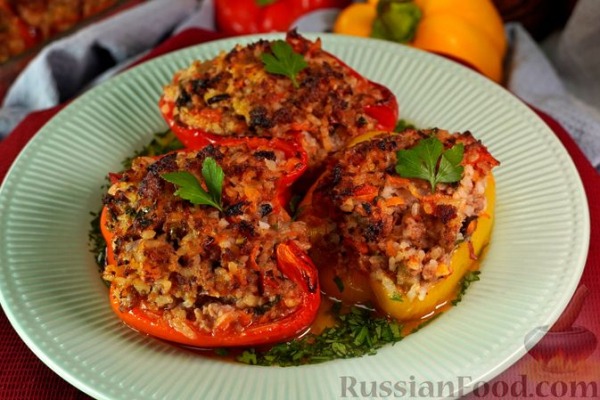 Фаршированный перец с мясом, рисом и овощами (в духовке)