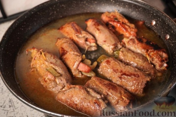Польские зразы из говядины, с солёными огурцами, беконом и луком