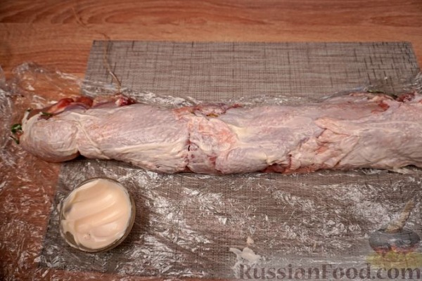 Куриный рулет с запечённым перцем и сыром