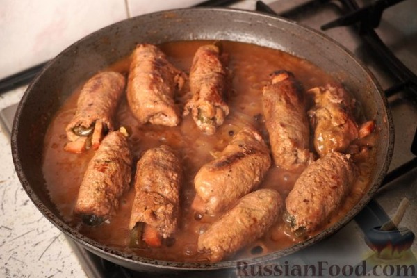 Польские зразы из говядины, с солёными огурцами, беконом и луком
