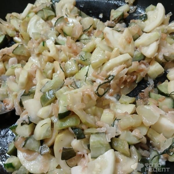 Рецепт: Паста алла Нерано - Спагетти с жареными кабачками, огурцами и чесноком. Лёгкое и ароматное летнее блюдо.