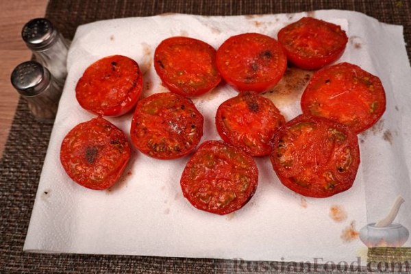 Жареные помидоры с брынзой и чесноком