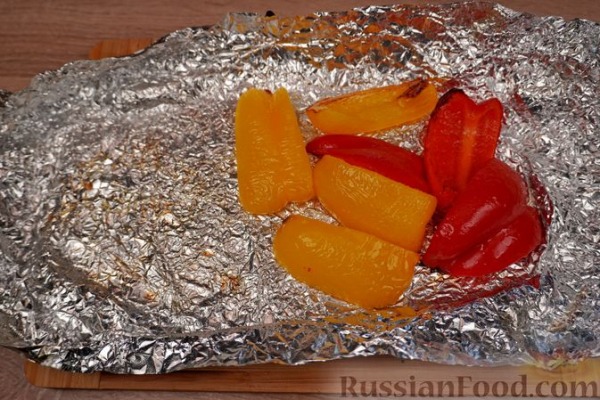 Куриный рулет с запечённым перцем и сыром