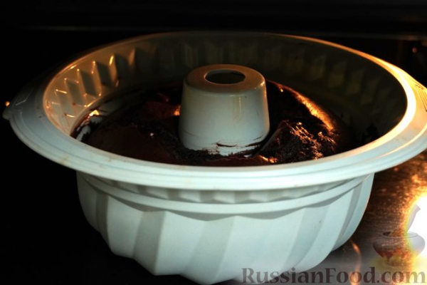 Шоколадный кекс с черешней