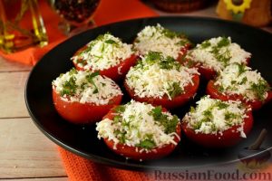 Жареные помидоры с брынзой и чесноком