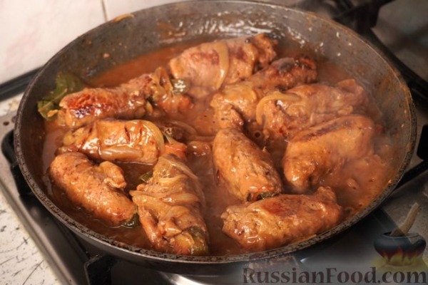 Польские зразы из говядины, с солёными огурцами, беконом и луком