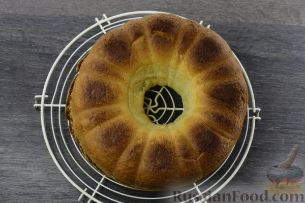 Сдобный рулет с орехово-медовой начинкой