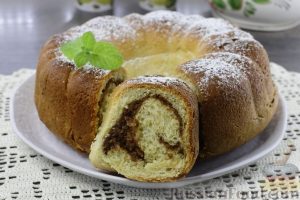 Сдобный рулет с орехово-медовой начинкой