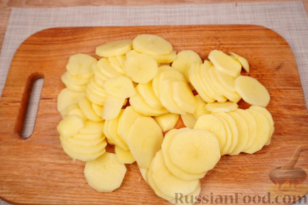 Молодой картофель, запечённый с кабачками и помидорами