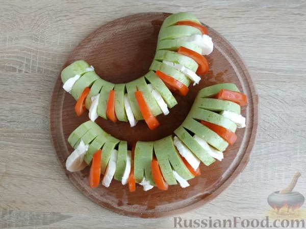 "Гармошки" из кабачков с помидорами и сыром, в духовке