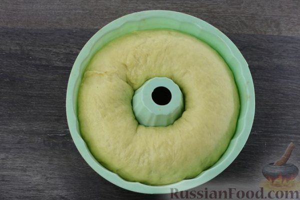 Сдобный рулет с орехово-медовой начинкой