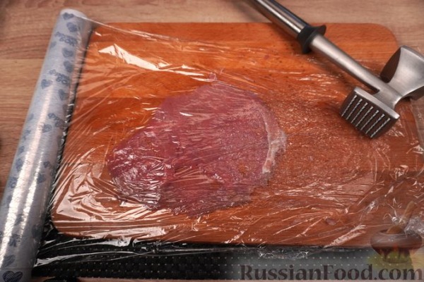 Польские зразы из говядины, с солёными огурцами, беконом и луком