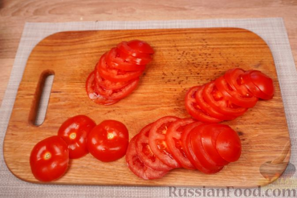 Молодой картофель, запечённый с кабачками и помидорами