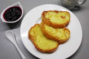 Гренки с яйцом и молоком на сковороде