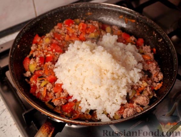 Фаршированный перец с мясом, рисом и овощами (в духовке)