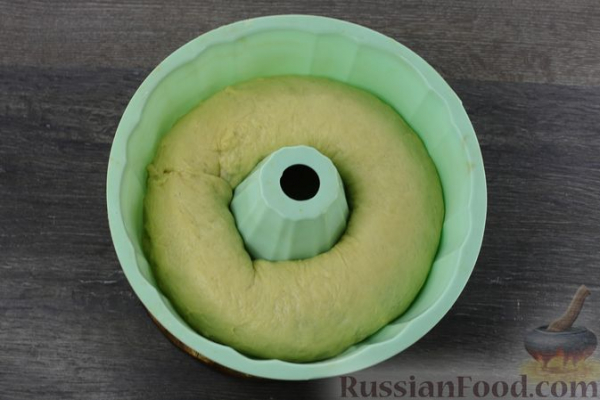 Сдобный рулет с орехово-медовой начинкой