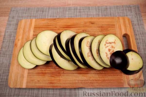 Жареные баклажаны с помидорами и соусом "Муждей"