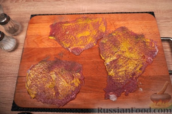 Польские зразы из говядины, с солёными огурцами, беконом и луком