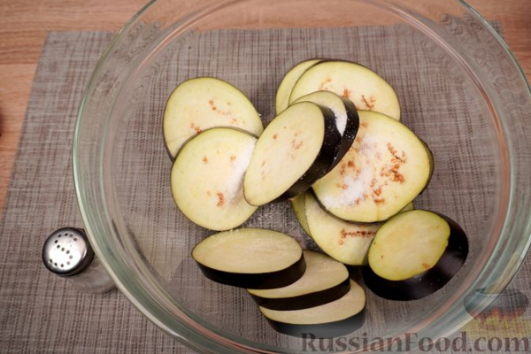 Жареные баклажаны с помидорами и соусом "Муждей"
