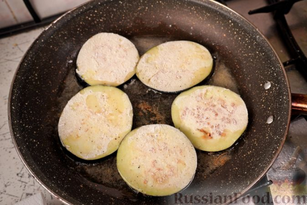 Жареные баклажаны с помидорами и соусом "Муждей"