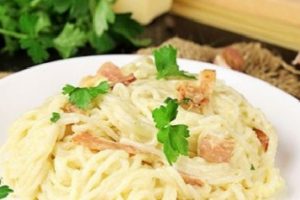 Паста карбонара с беконом и сливками классическая