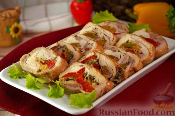 Куриный рулет с запечённым перцем и сыром