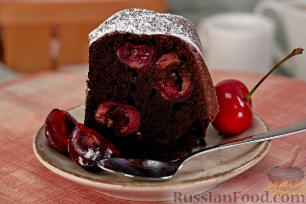 Шоколадный кекс с черешней