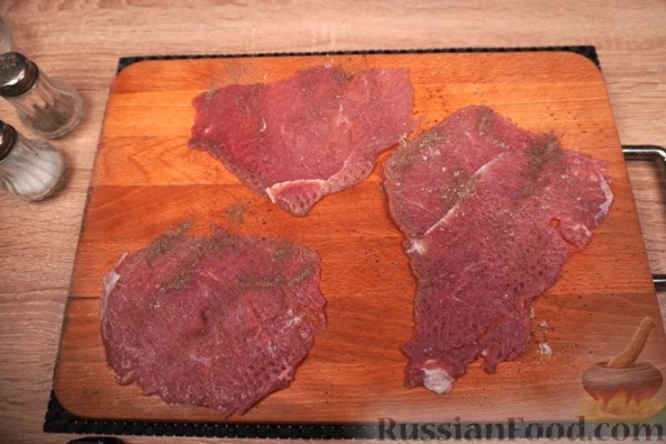 Польские зразы из говядины, с солёными огурцами, беконом и луком