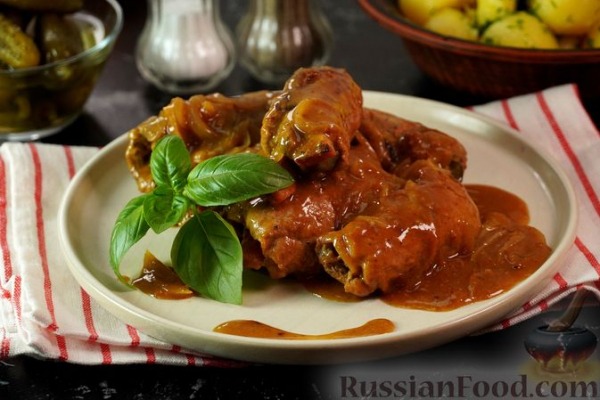 Польские зразы из говядины, с солёными огурцами, беконом и луком