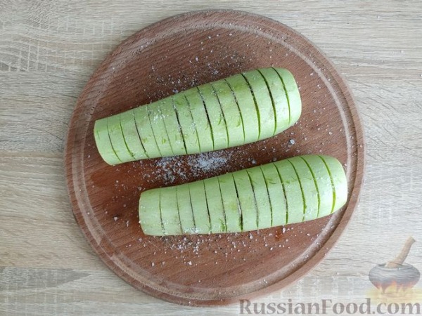 "Гармошки" из кабачков с помидорами и сыром, в духовке