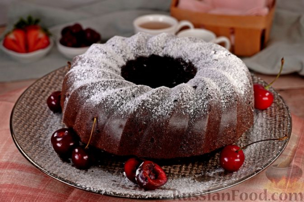 Шоколадный кекс с черешней